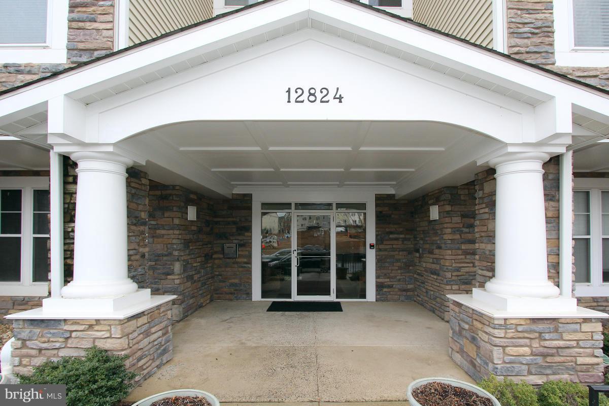 Beautiful 3BR/2.5BA condo in Clarksburg!  This home is bright and move-in ready featuring cozy fireplace, MBR retreat, and plenty of entertaining space!  Kitchen has plenty of storage. MBR is huge with ensuite featuring soaking tub and large vanity.  Enjoy the peace of mind living in a secure building within minutes I-270, New Clarksburg Premium Outlets, schools, public transportation, and more!