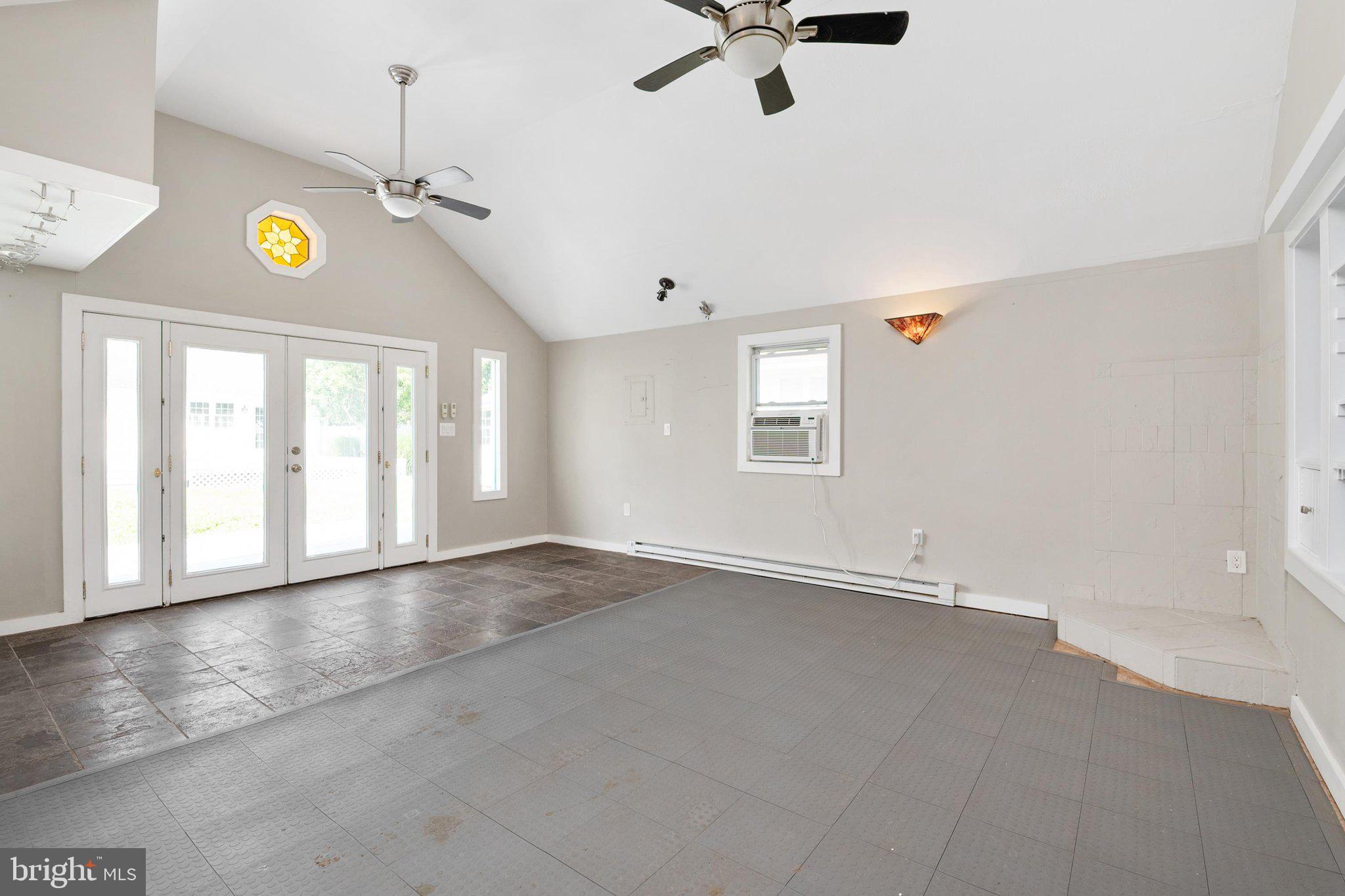 FRANKLIN MANOR BEACH - Residential