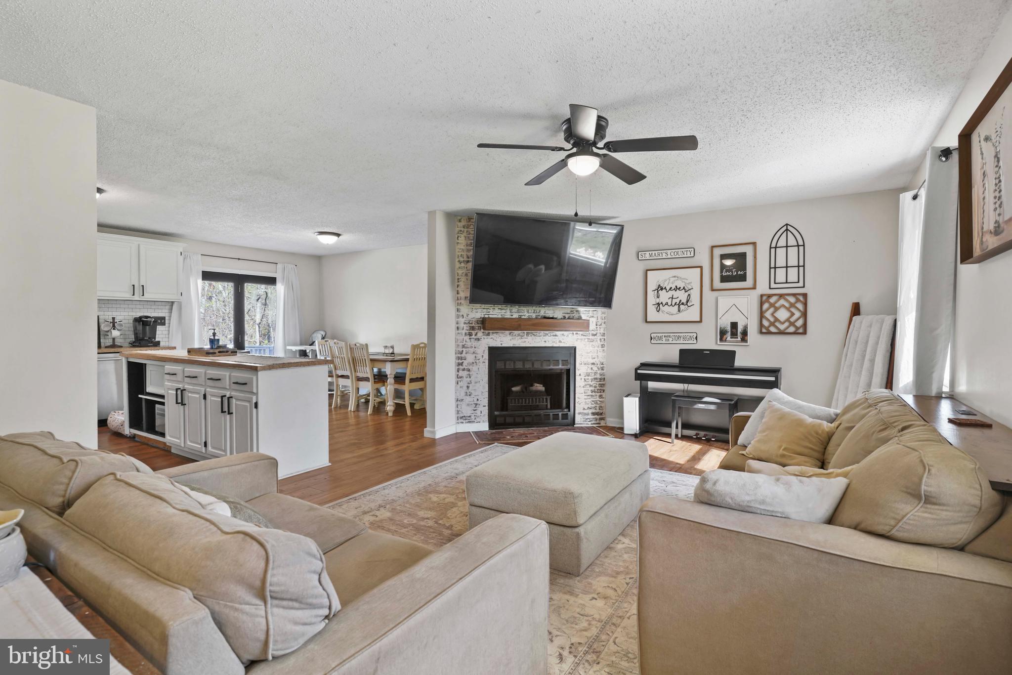 COUNTRY LAKES - Residential