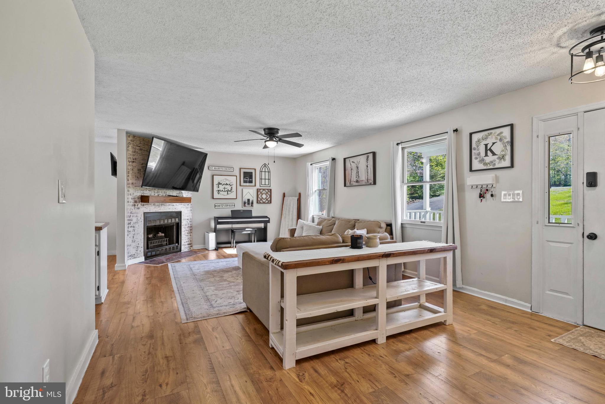 COUNTRY LAKES - Residential