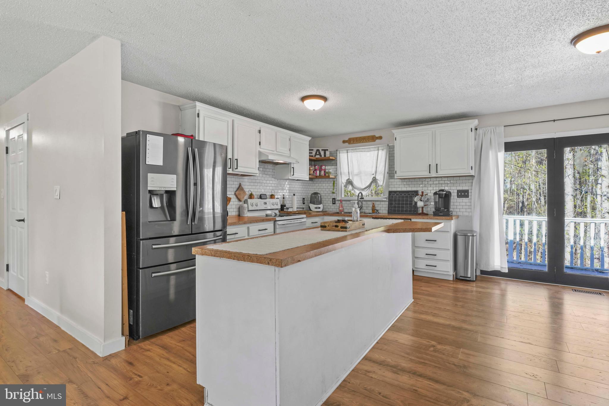 COUNTRY LAKES - Residential