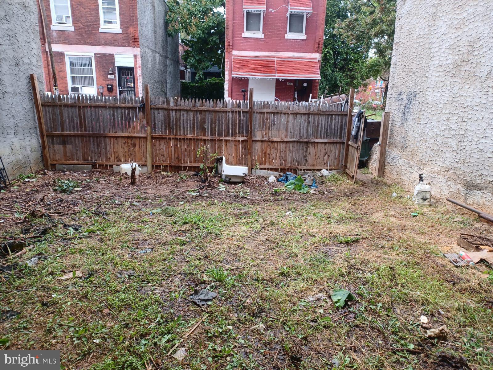 PHILADELPHIA (NORTH) - Land