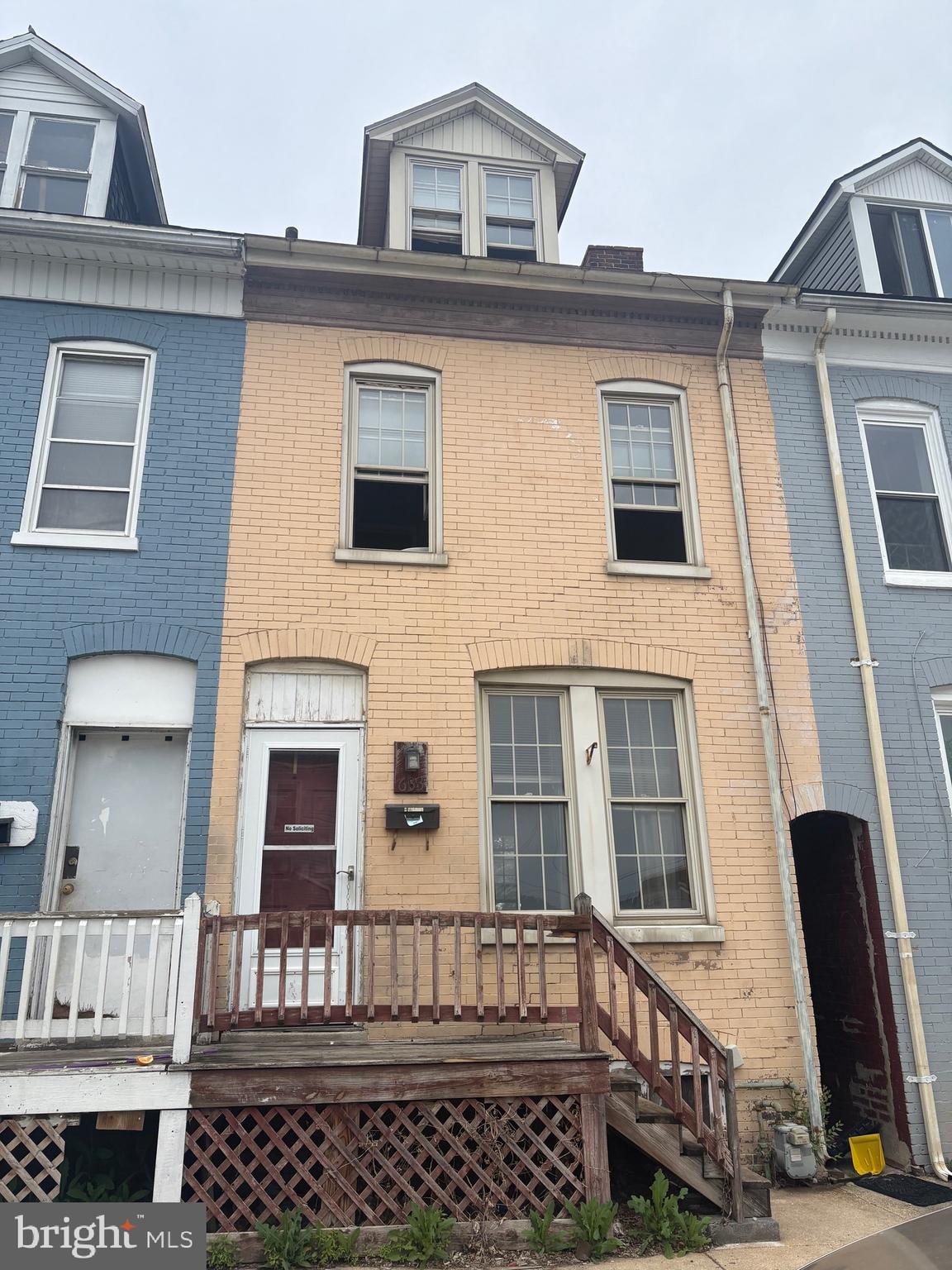 This property is a great opportunity for an investor looking to expand their portfolio or someone ready to begin their real estate investing journey. Located in a convenient and well-connected area of York, the home offers strong potential thanks to its accessibility and nearby amenities. Within a one-mile radius, you’ll find a middle school, a local park, a gas station, and a nearby bus stop, making it an attractive location for future buyers and long-term renters.