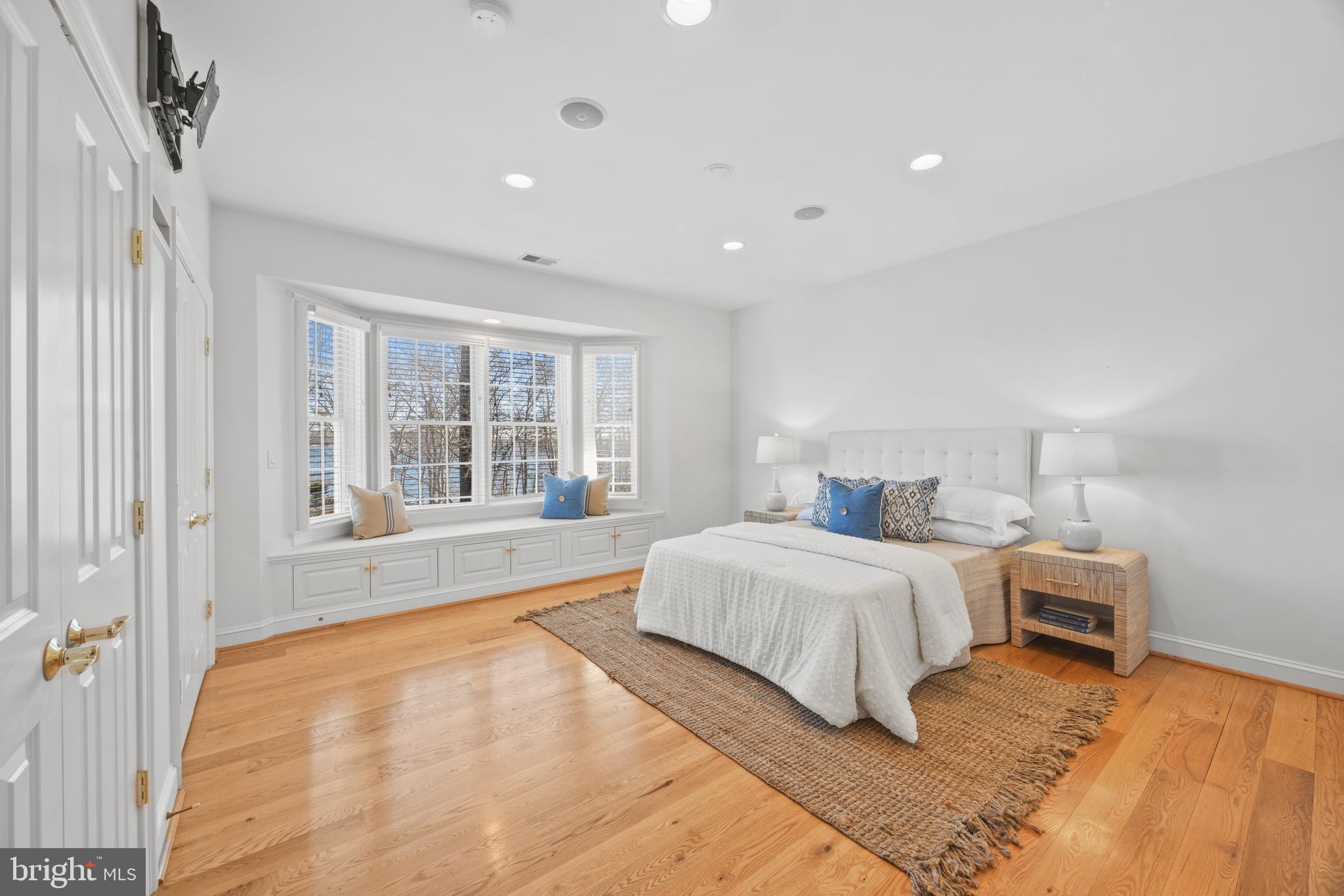 EDGEWATER - Residential