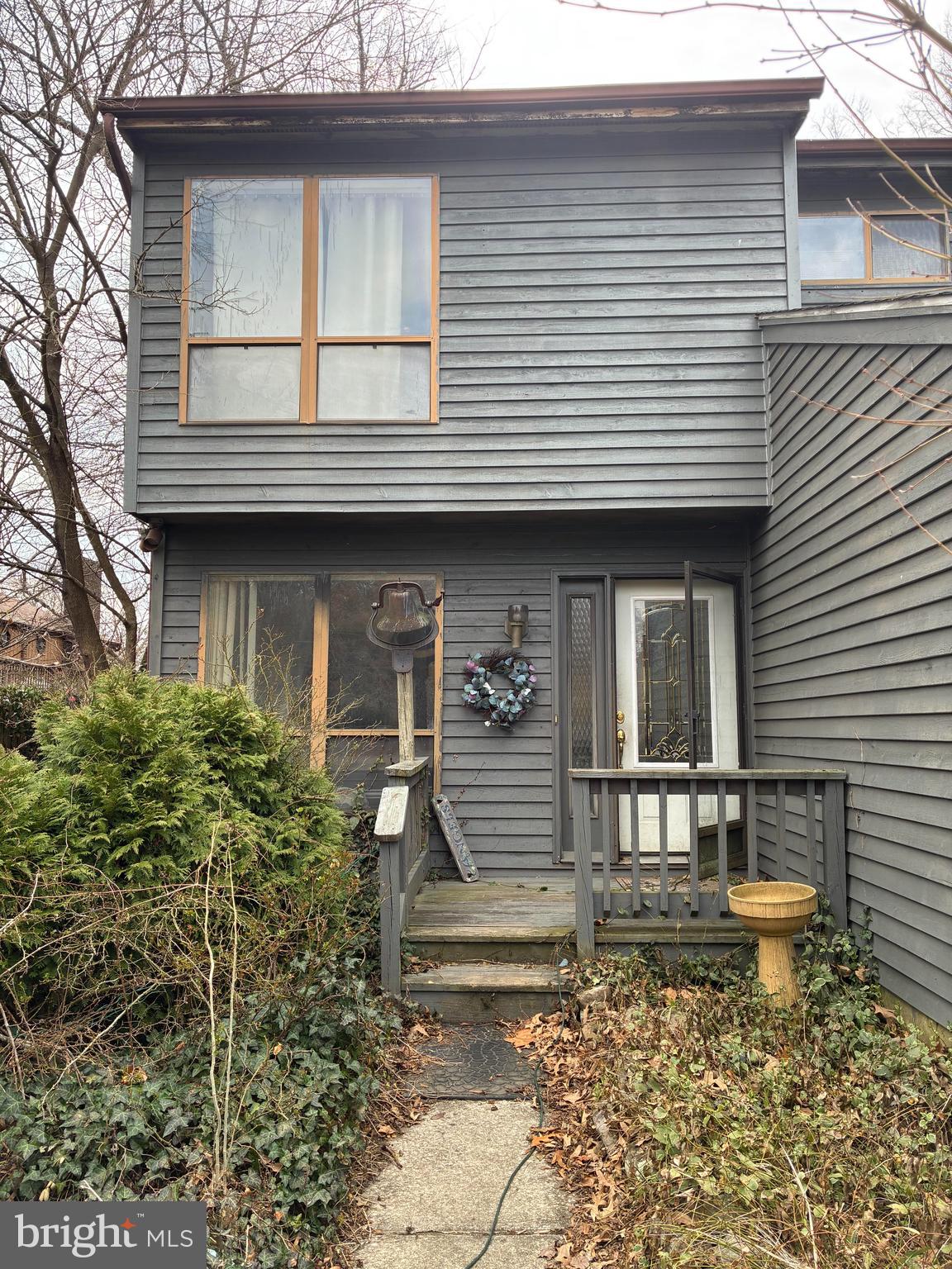 Great Severna Park Neighborhood! , 3 Bedrooms, 3 and a half baths. Investors or Buyers with cash or a rehab loan preferred. .  House is original and needs updating, but could be a showplace with the right touch. This home is steps away from B&A Trail. There is a voluntary HOA $450 Annually. Access to Kayak rental, beach, and pier on the Severn River.
