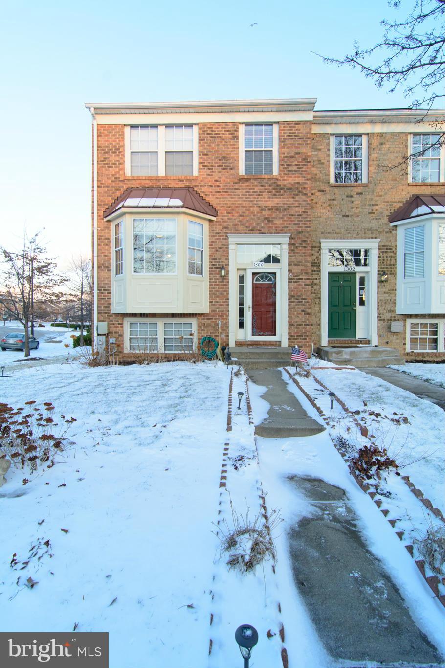GORGEOUS!  Remodeled end unit, NEW kitchen w/Granite, Mocha Cabinets, Ceramic Flooring, Hardwood Flooring, NEW carpet, NEW powder room, Move-in Ready!  Master Bedroom features LOFT, Walk-in Closet, Cathedral Ceiling, Extra Windows.  This is an absolute dream home with limited waterview and fantastic community amenities. 3% and 5% down conventional financing available!
