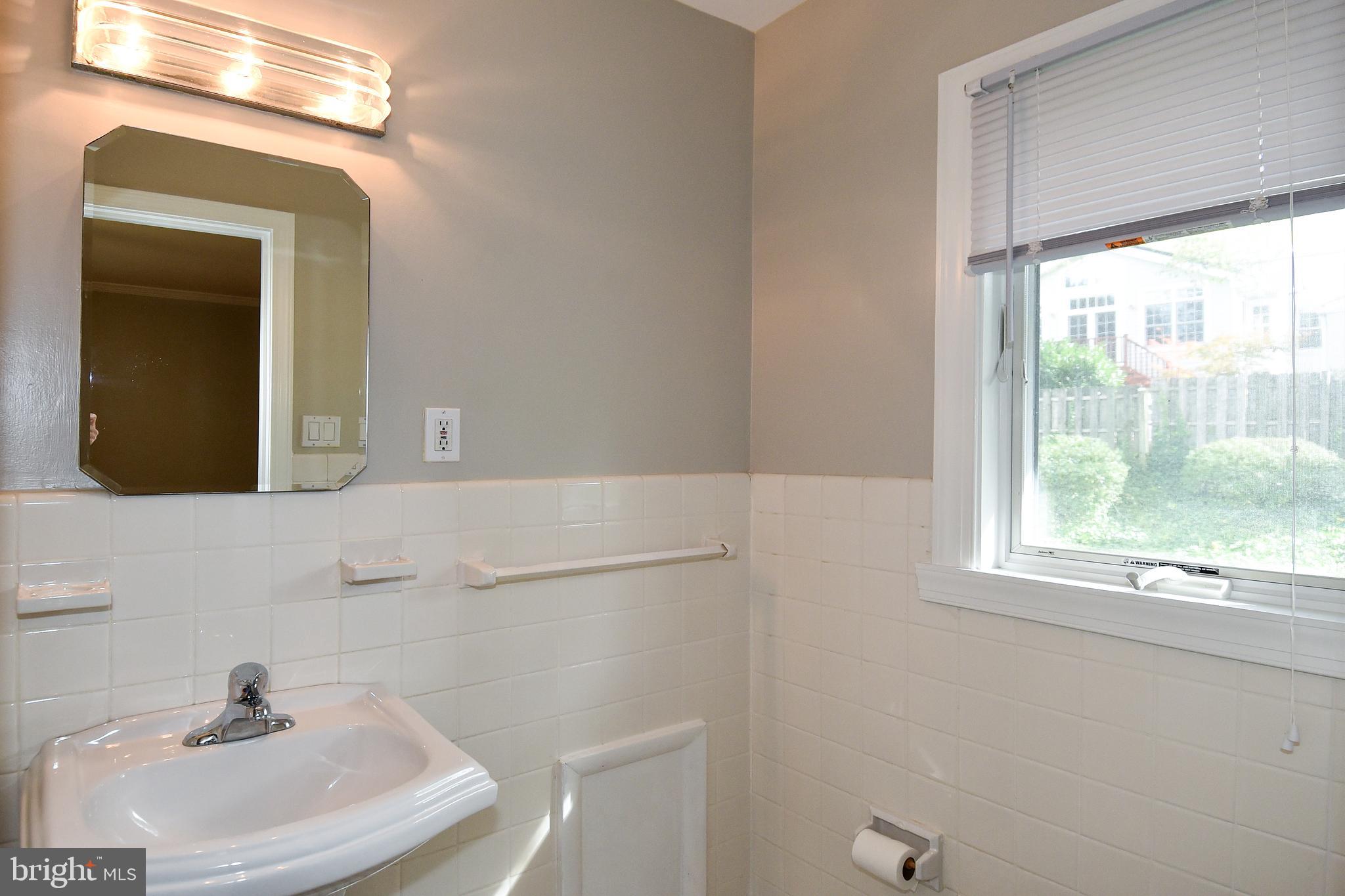 GOLF CLUB MANOR - Residential Lease