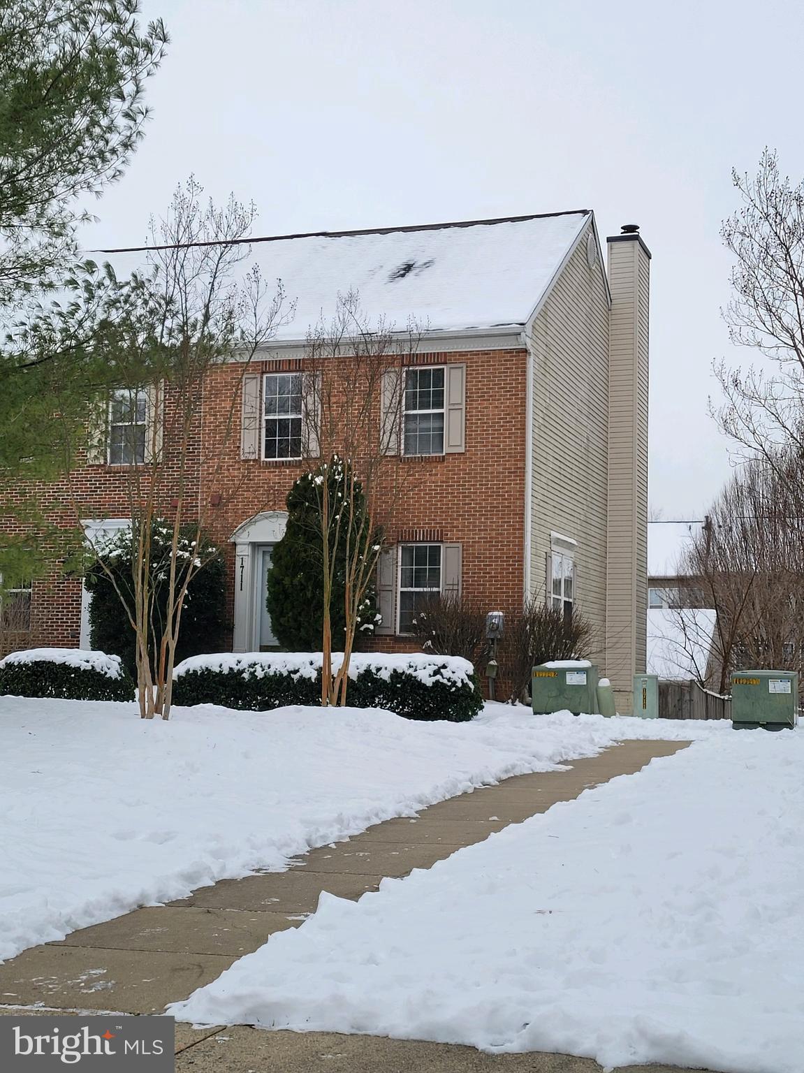 PRICE REDUCED.  SELLER MOTIVATED
If you have been waiting to own a property in the desirable community of Dearbought then your wait is over and this beautiful End unit Townhome could be yours. This unit features 9ft ceilings, hardwood flooring on the main and lower levels. Beautifully remodeled Kitchen and all bathes. A cozy finished lower level family room features a real wood burning fireplace.  This home features Natural Gas which fuels the Gas Furnace, Hot Water Heater, Clothes Dryer and Kitchen Range. A one car detached garage and an additional one car private pad site make for convenient parking and access to the rear of the unit.
The property is situated on  a quiet, tree lined street, at a unique location in the neighborhood where the townhomes and single family homes meet. Inventory of resale property is at near record lows, please don't hesitate to schedule your showing of this wonderful property.