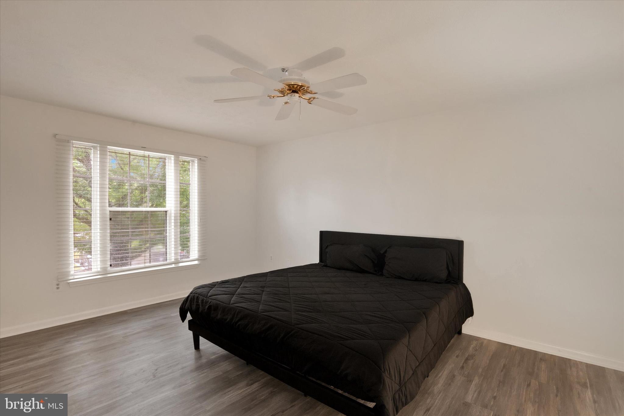 PERRY HALL COURTS - Residential