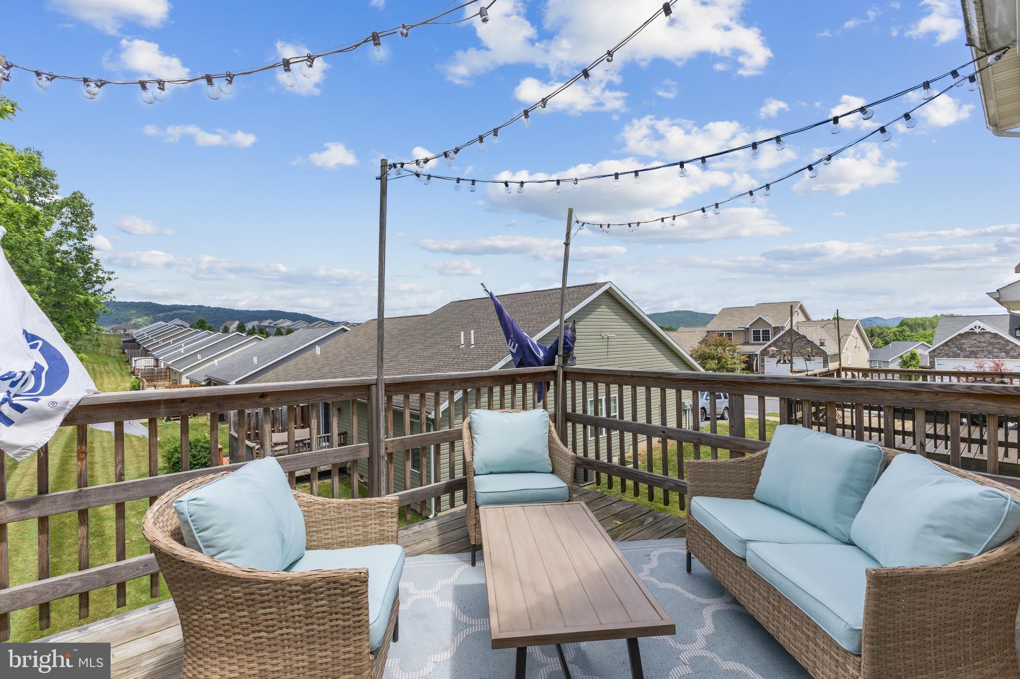 THE MEWS AT BURNHAM FARMS - Residential