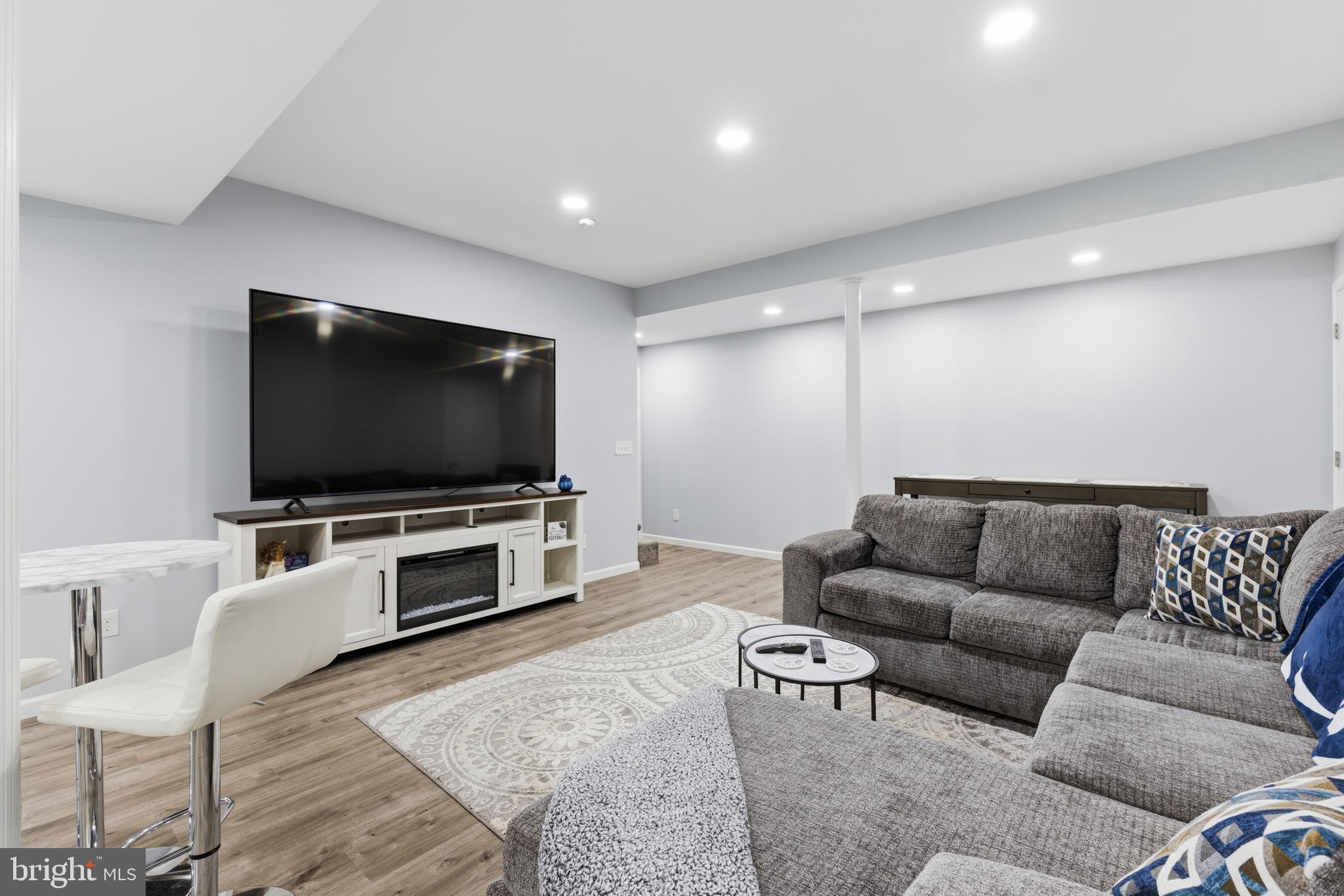 THE MEWS AT BURNHAM FARMS - Residential