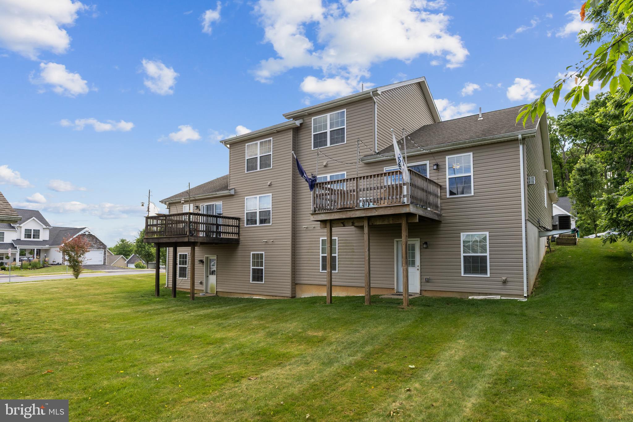 THE MEWS AT BURNHAM FARMS - Residential