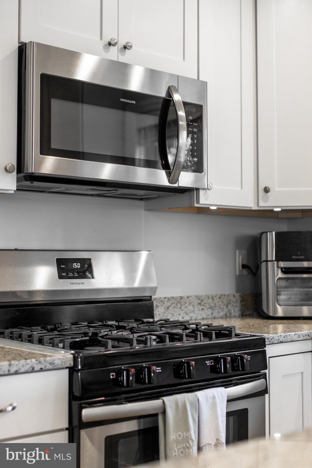THE MEWS AT BURNHAM FARMS - Residential