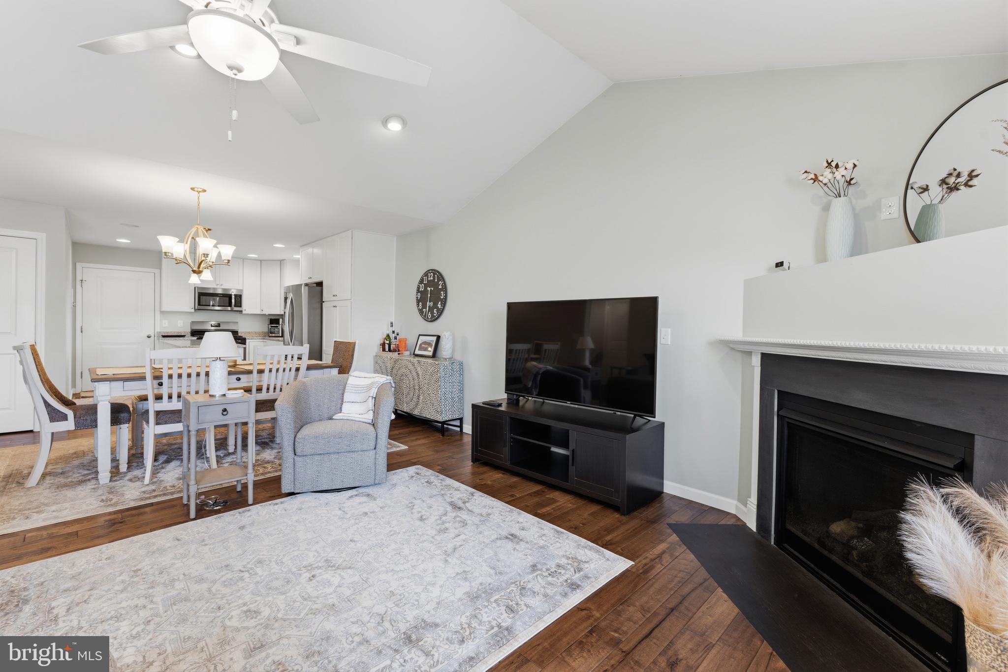 THE MEWS AT BURNHAM FARMS - Residential