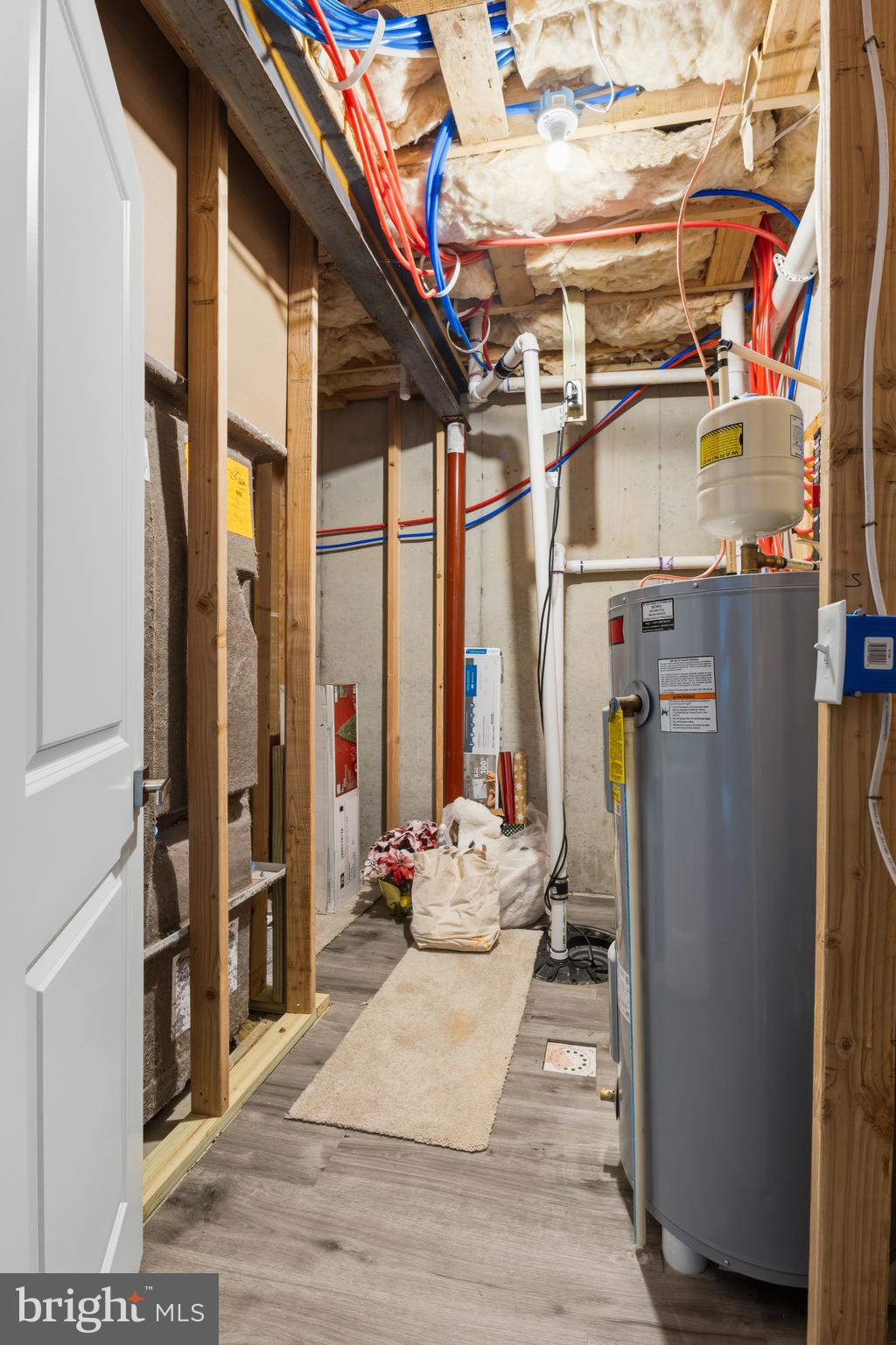 THE MEWS AT BURNHAM FARMS - Residential