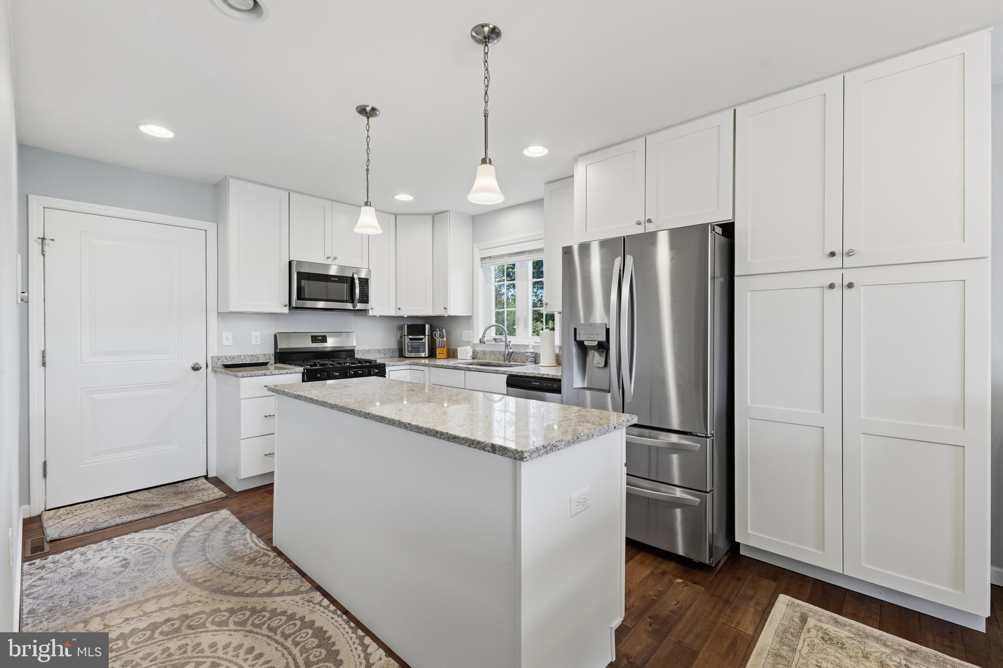 THE MEWS AT BURNHAM FARMS - Residential