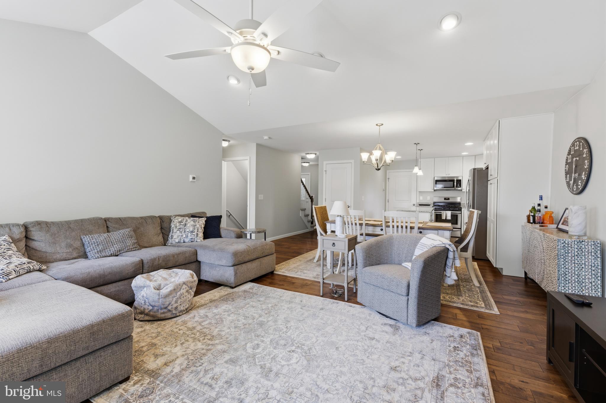 THE MEWS AT BURNHAM FARMS - Residential