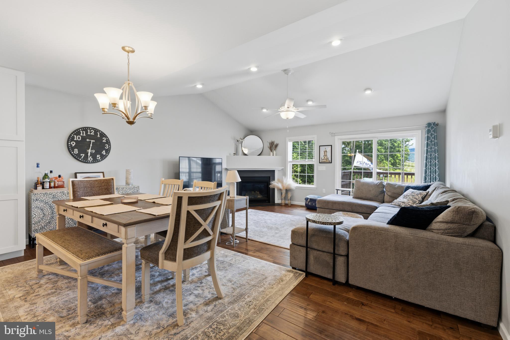 THE MEWS AT BURNHAM FARMS - Residential