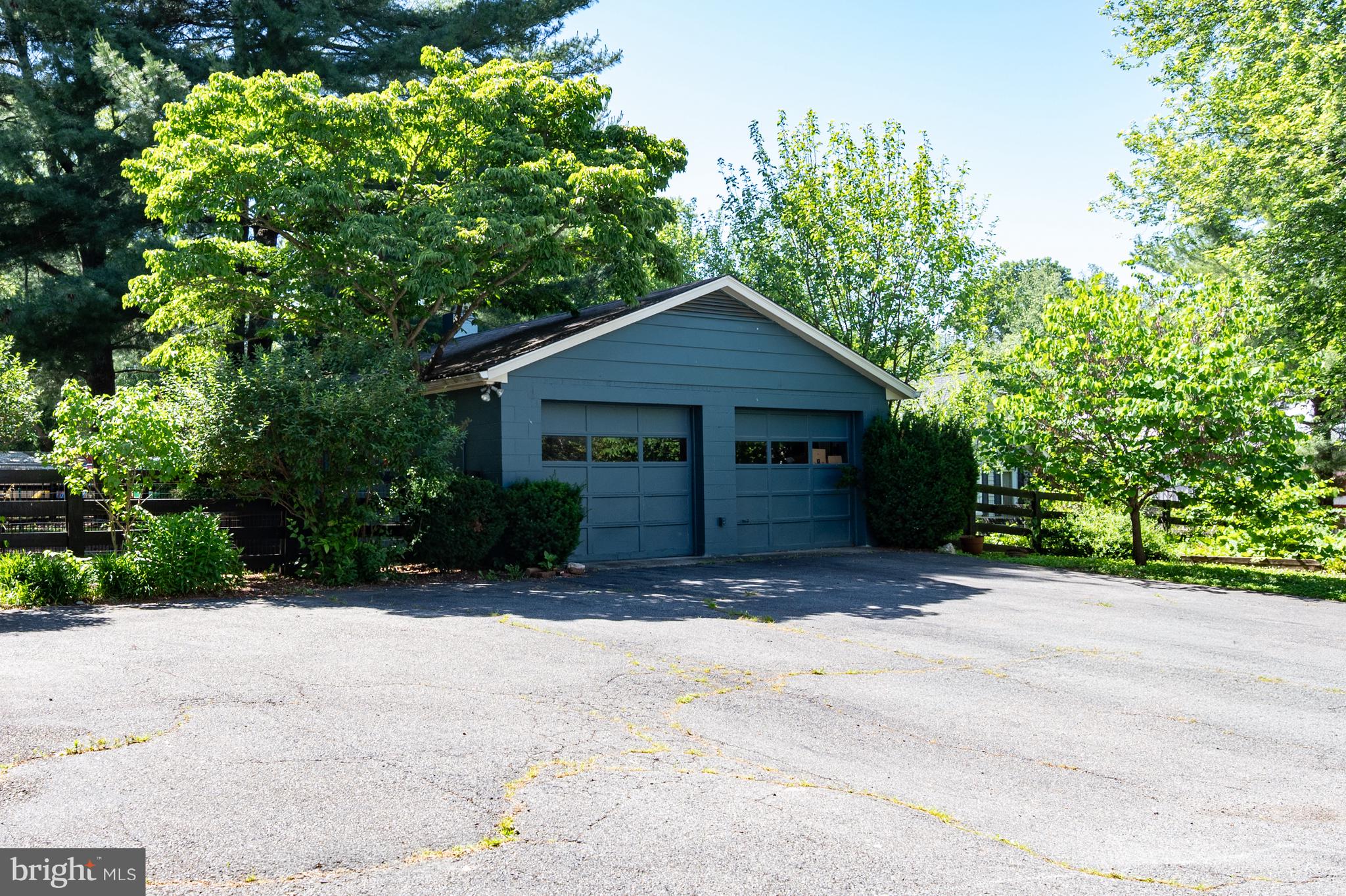 ROUND HILL - Residential
