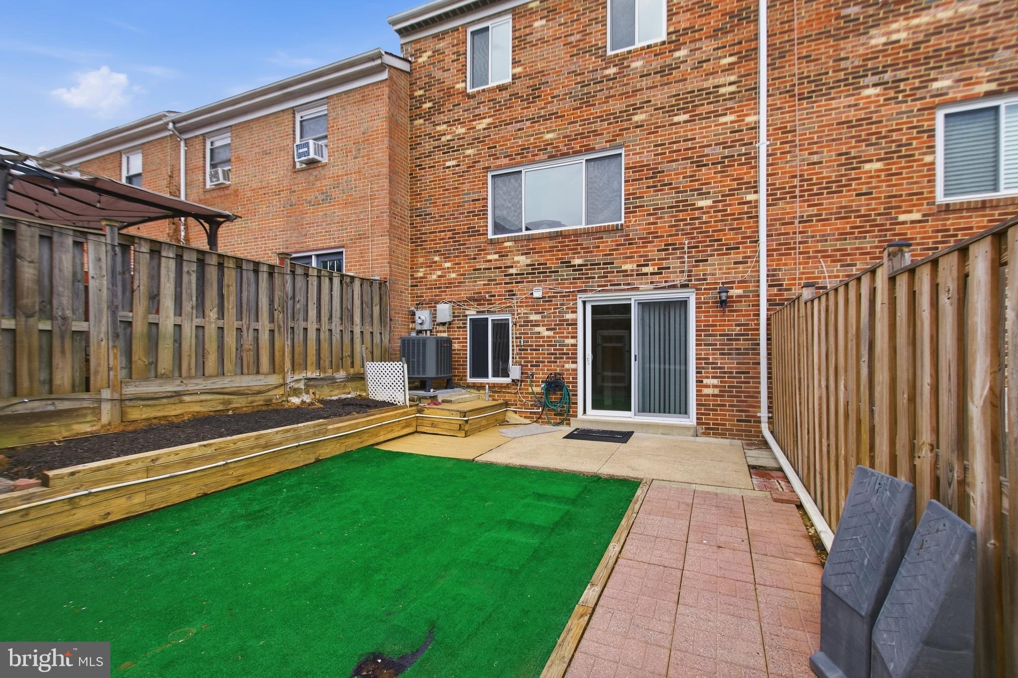 SOUTHGATE WOODS TOWNHOUSES - Residential