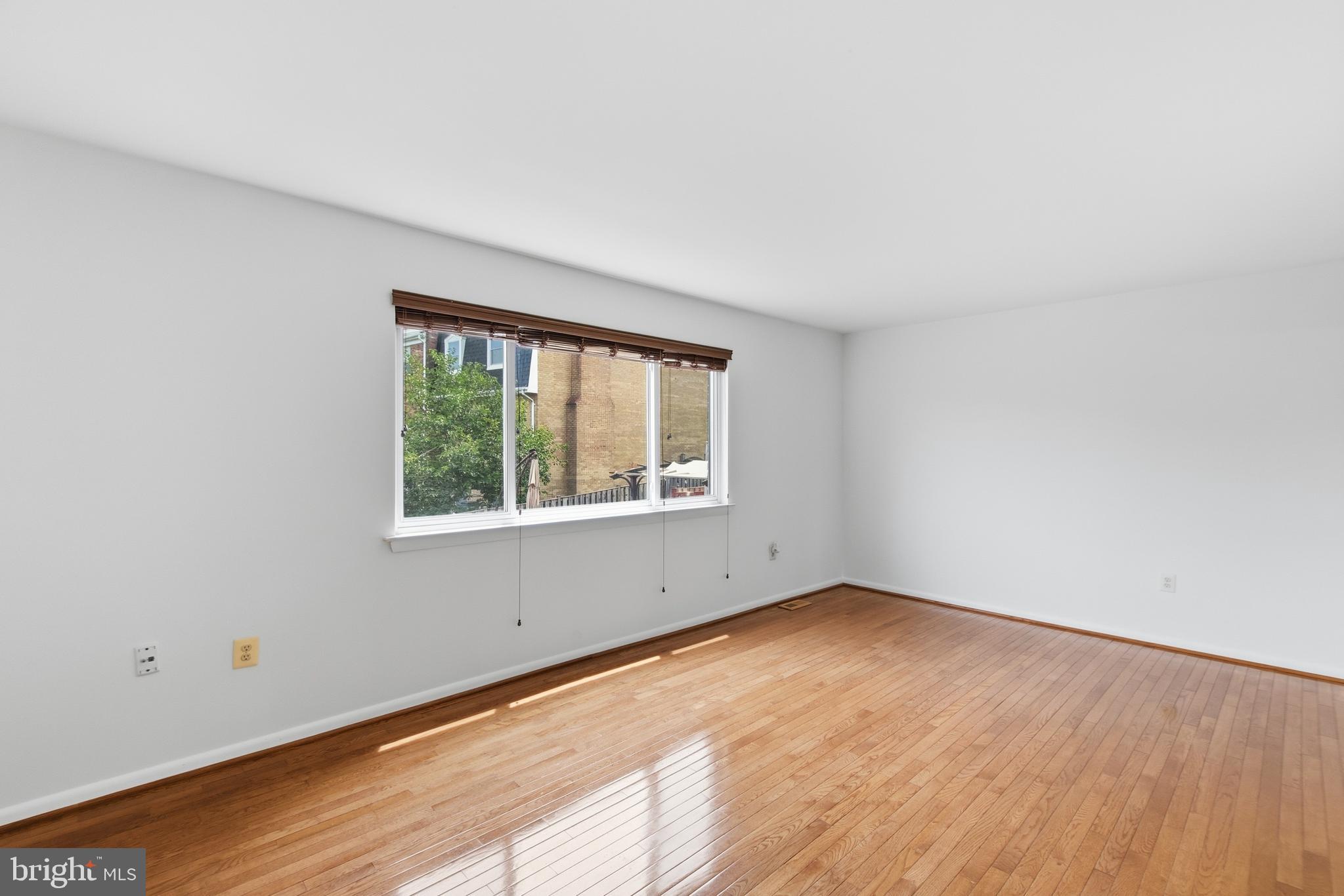 SOUTHGATE WOODS TOWNHOUSES - Residential