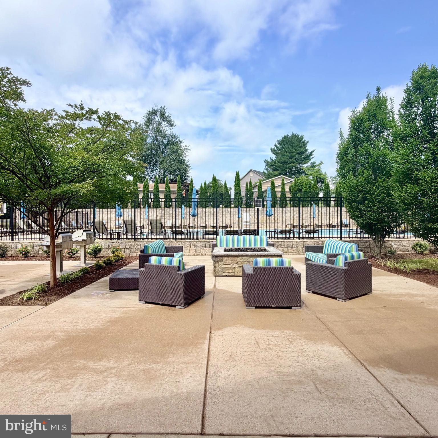 PONDVIEW - Residential