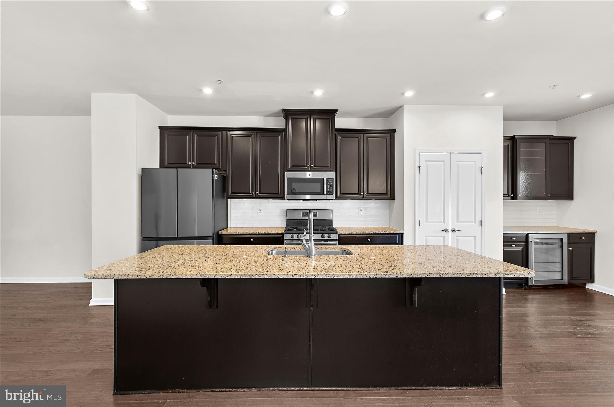 PONDVIEW - Residential