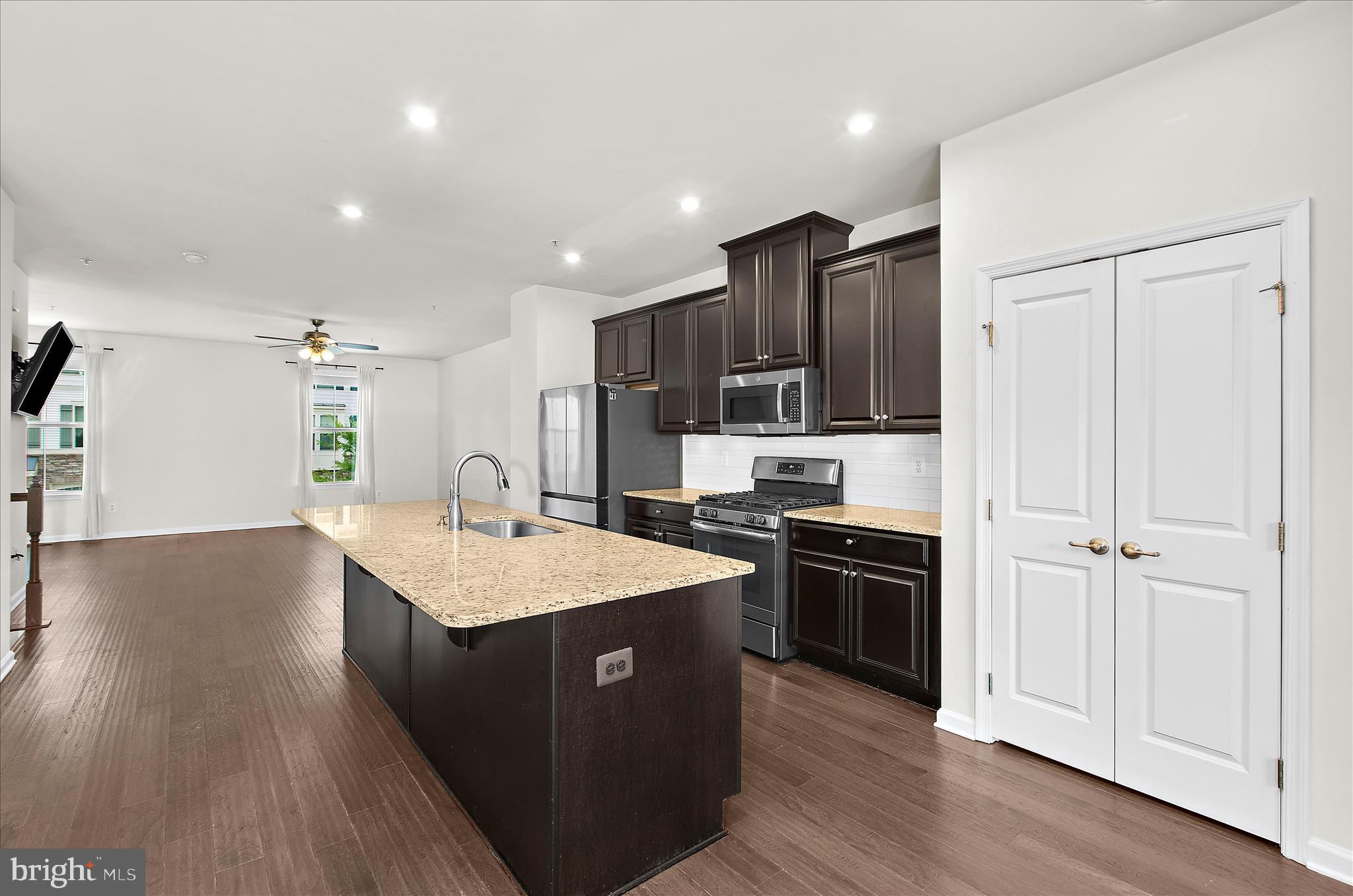 PONDVIEW - Residential