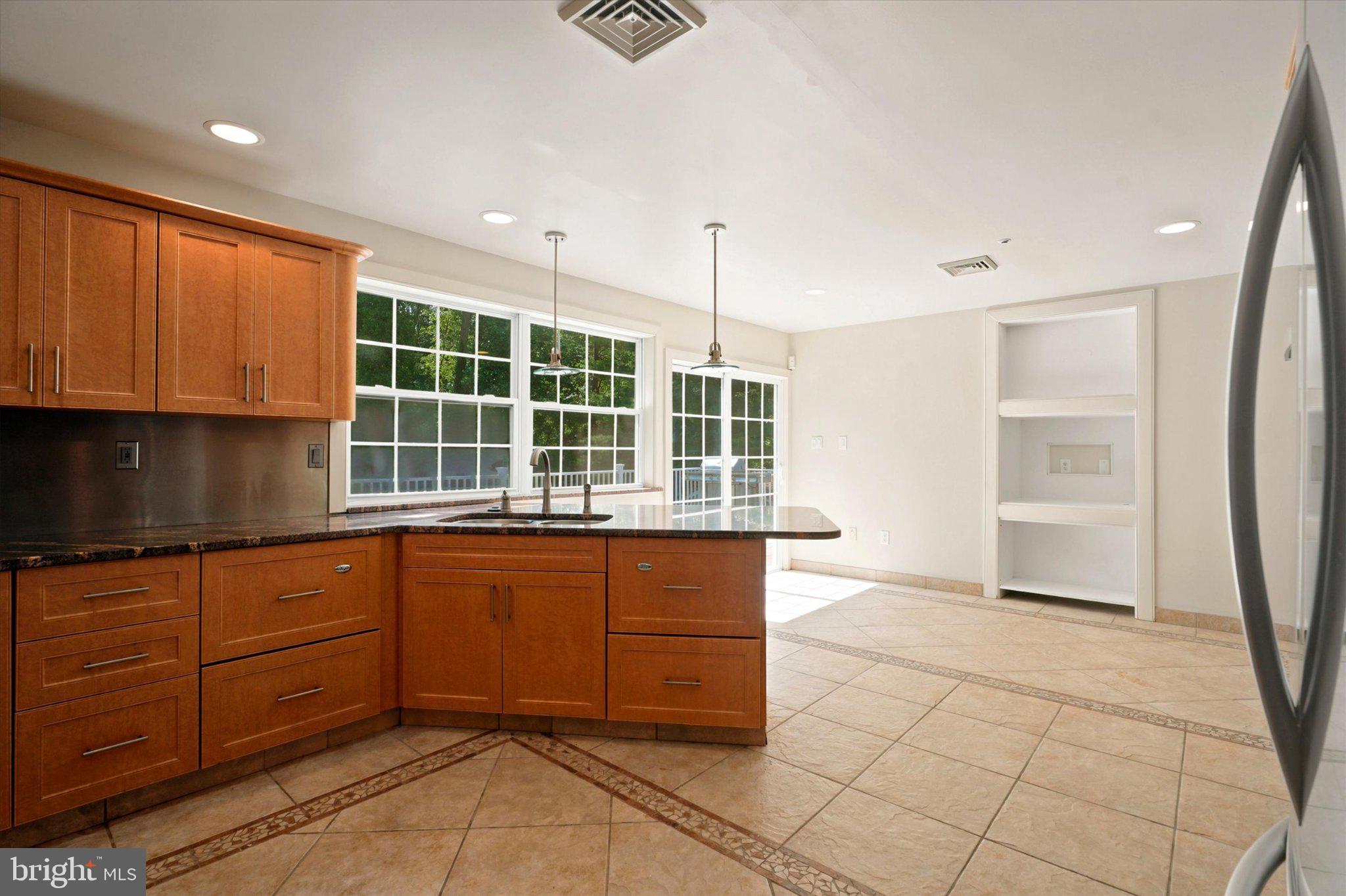 BRENTWOOD MANOR - Residential