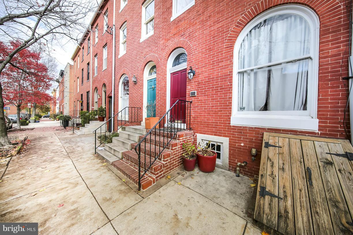 Large, open, architecturally renovated 3BR/2.5BA in heart of Federal Hill. Gourmet kitchen attached to 2 story dining area w/ french drs to walled bluestone courtyard. LR has custom built-ins & gas FP. Open 2nd flr FR, along w/ large MBR w/ built-ins & attached bath. Top flr boasts 2 add'l BR's, full BA, laundry & deck. Has on demand H20 & dual zoned heat/AC. Close to Fed Hill Park, Harbor & 95.
