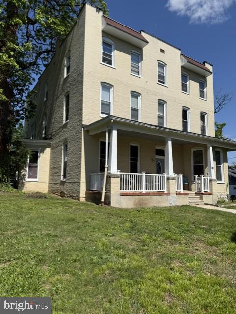 FULLY RENTED FIVE (5) UNIT! Covered front porch, off street parking, 1 Block from beauitful City Park with walking trails, multiple ponds and playgrounds. 

Call for details and to schedule a tour!