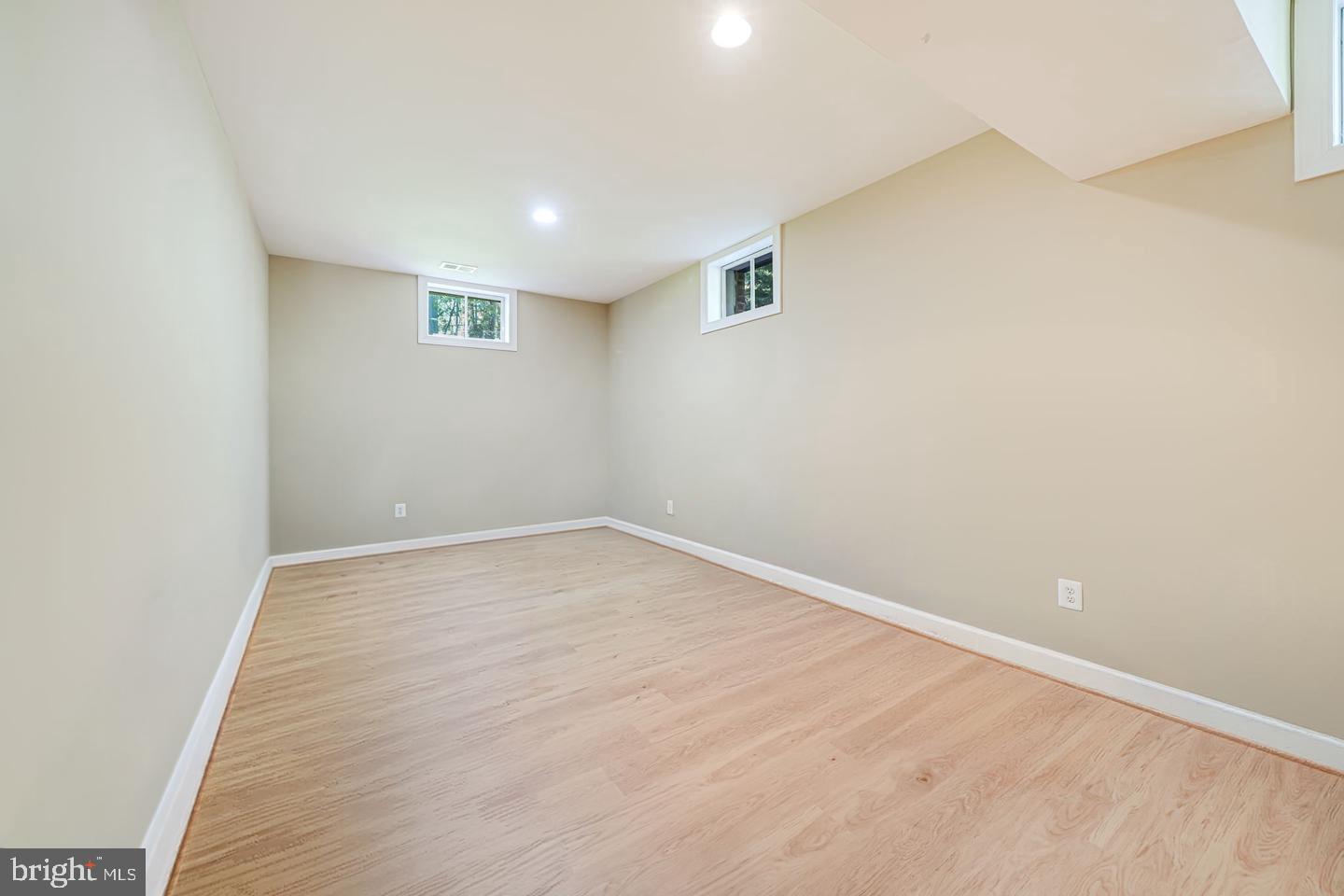 LAKE BARCROFT - Residential