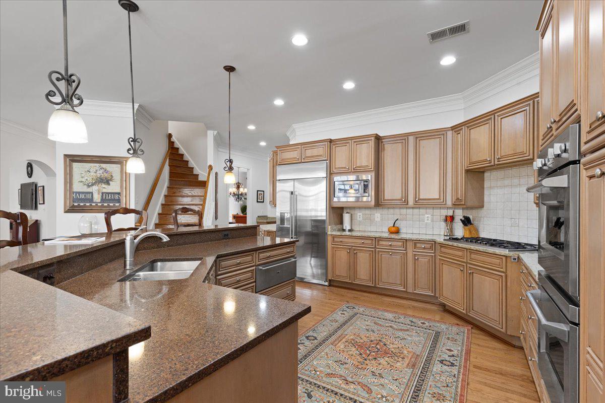 LAKE BARCROFT - Residential