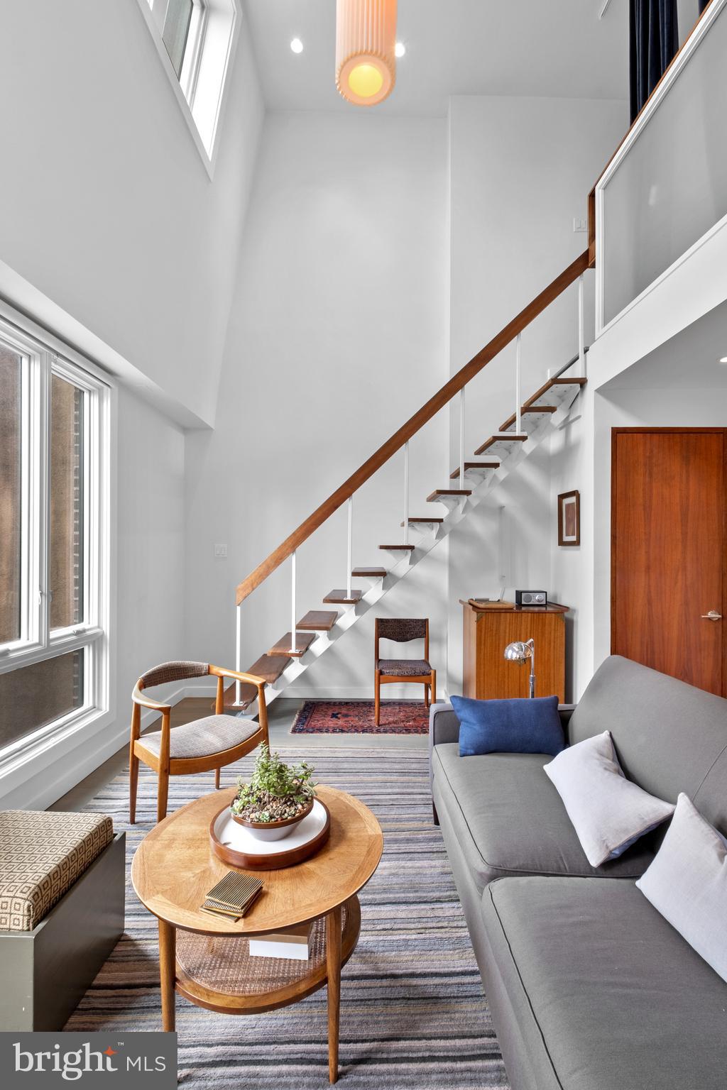 SOCIETY HILL - Residential Income