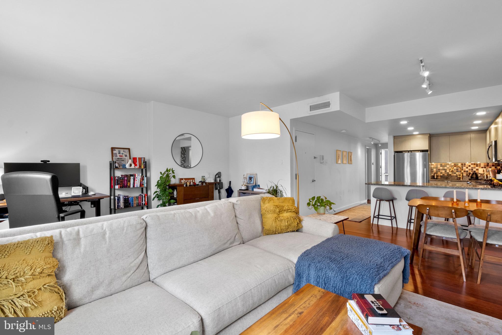 SOCIETY HILL - Residential Income