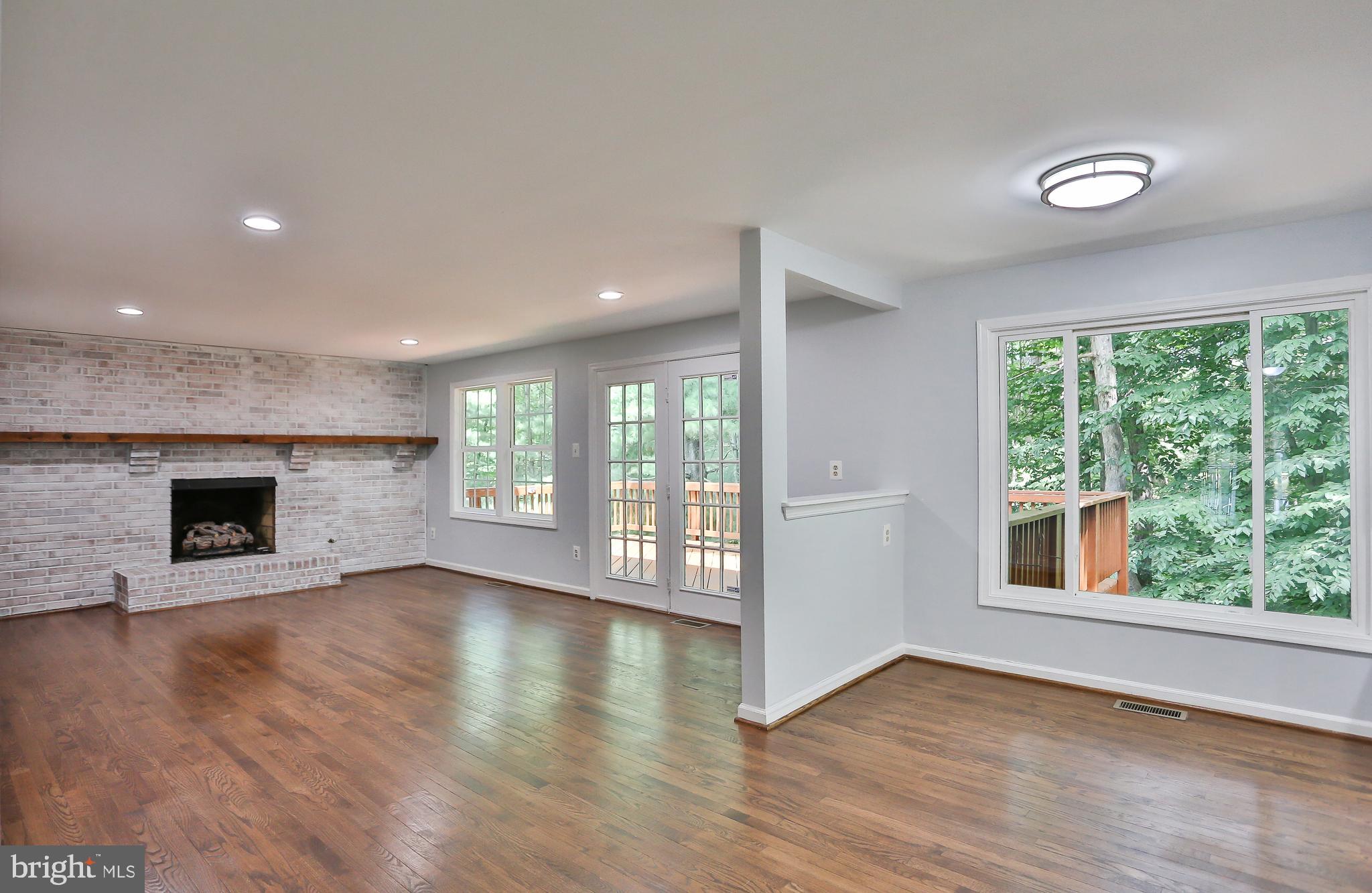 COUNTRY CLUB LAKE - Residential