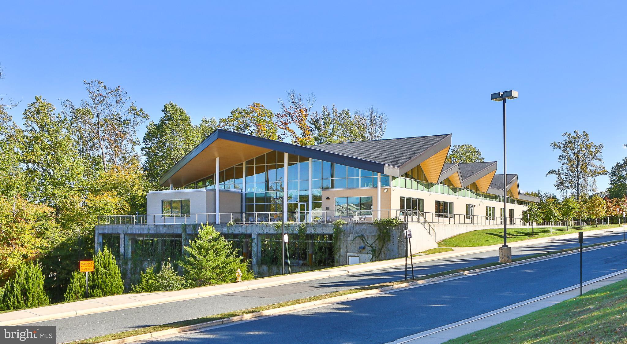 COUNTRY CLUB LAKE - Residential