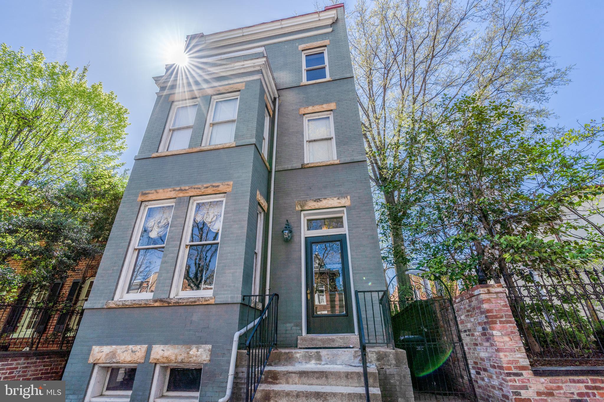 This spacious 2nd floor apartment is located in the heart of Old Town Alexandria, just 2 blocks from King Street and features 1 bedroom, 1 bath, hardwood floors throughout, large living/dining room, fully equipped kitchen with new stainless appliances, bedroom with ample closet space, washer/dryer in the unit! Storage bin in basement. Available NOW!