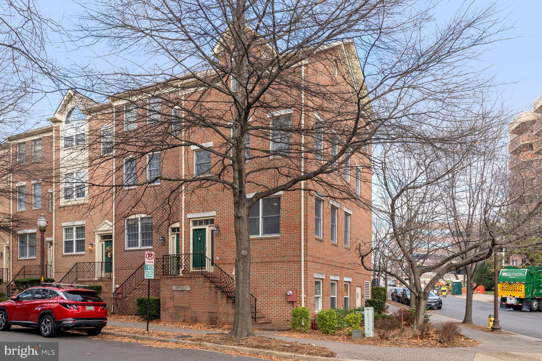 COURTHOUSE TRIANGLE - Residential Lease