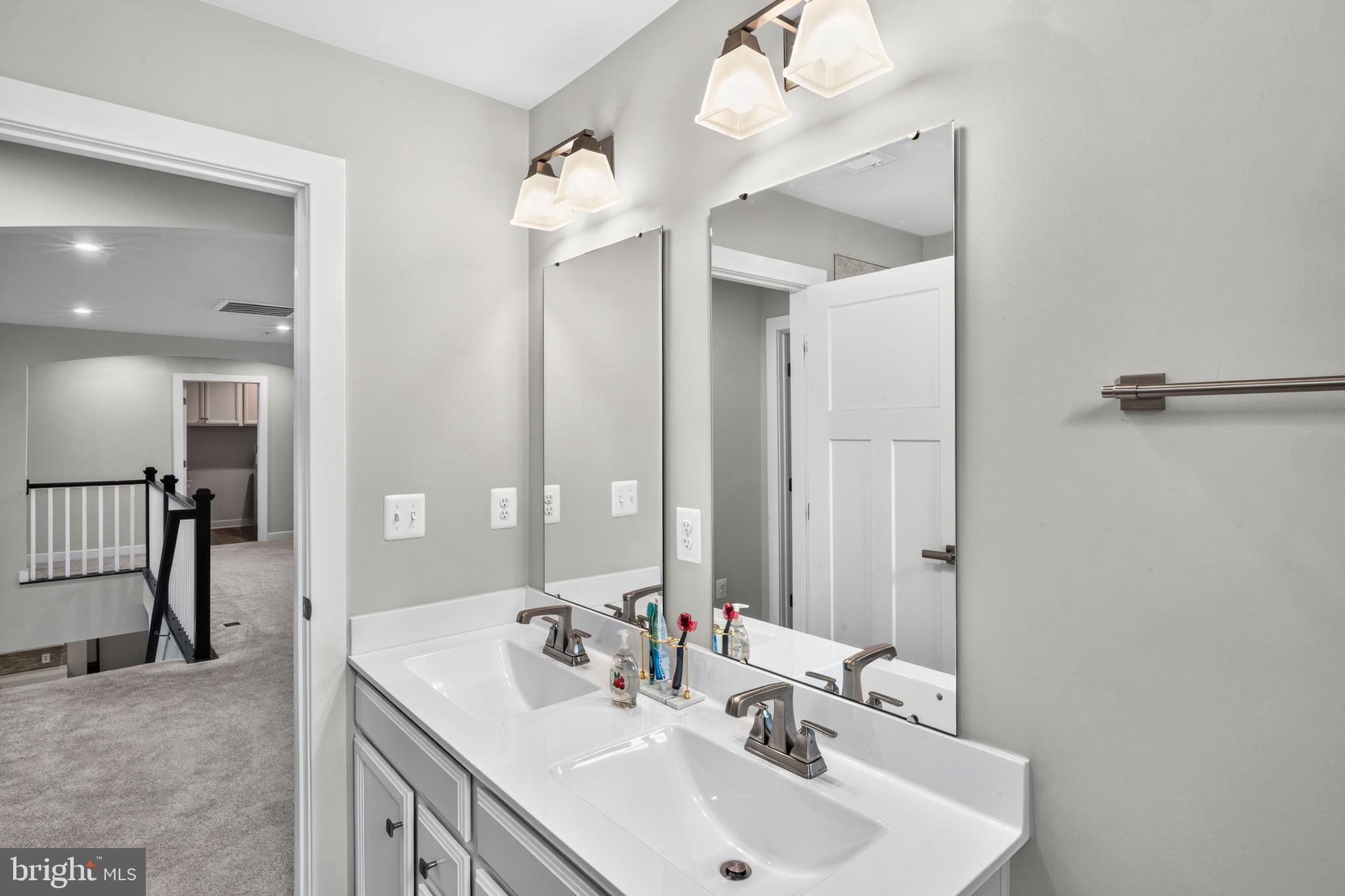ROYAL WHITE OAKS - Residential