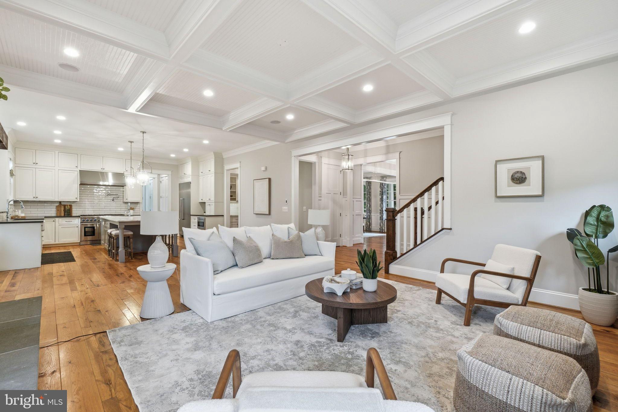 COUNTRY CLUB MANOR - Residential