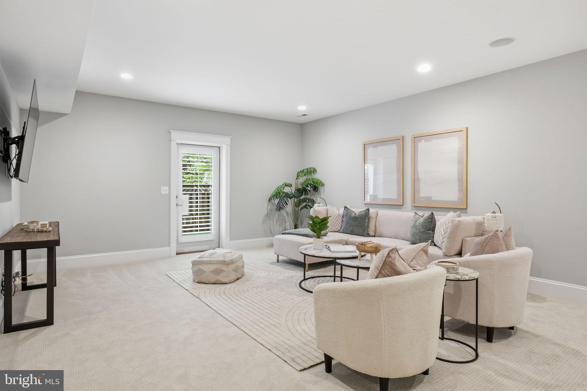 COUNTRY CLUB MANOR - Residential