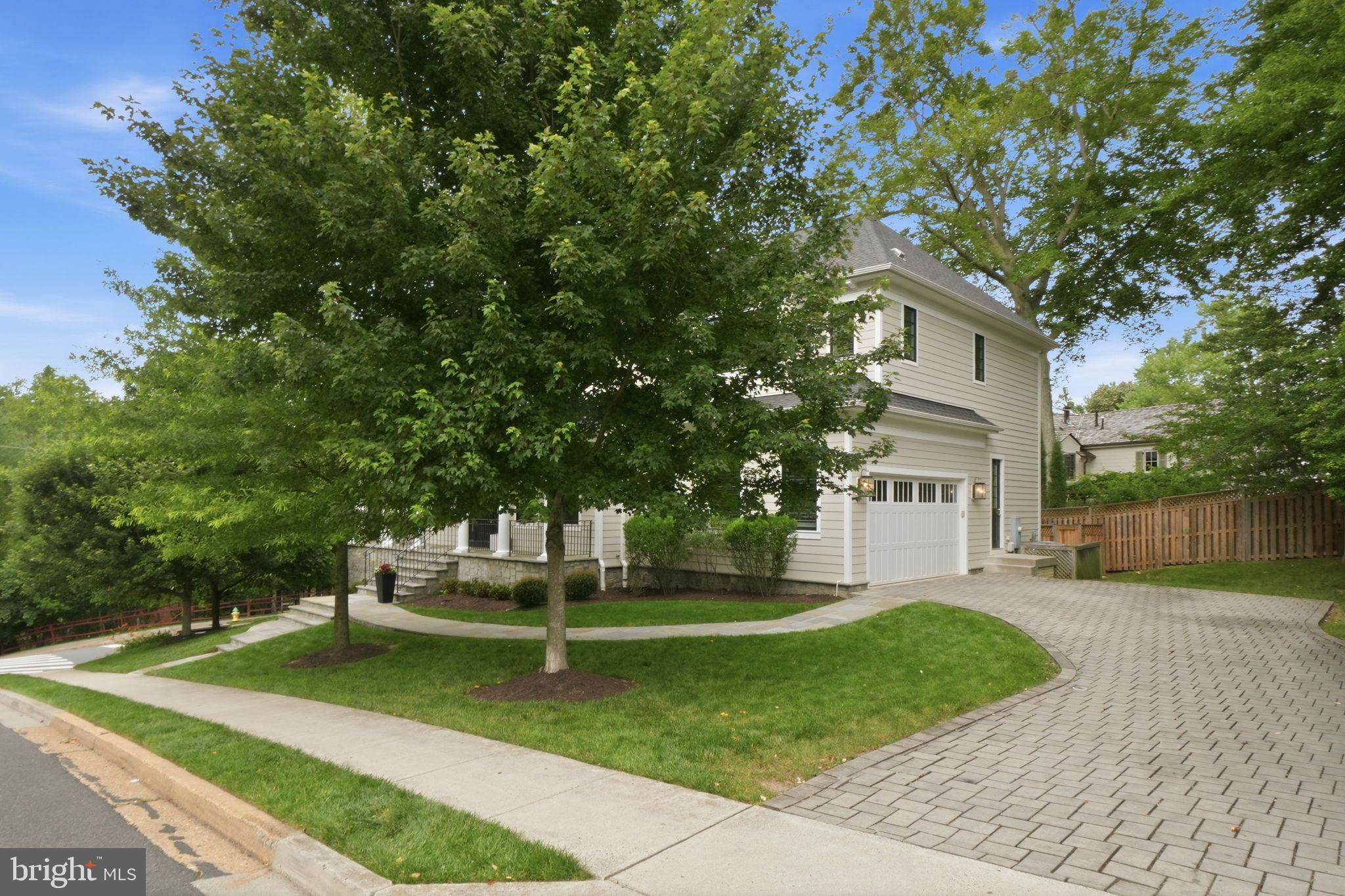 COUNTRY CLUB MANOR - Residential