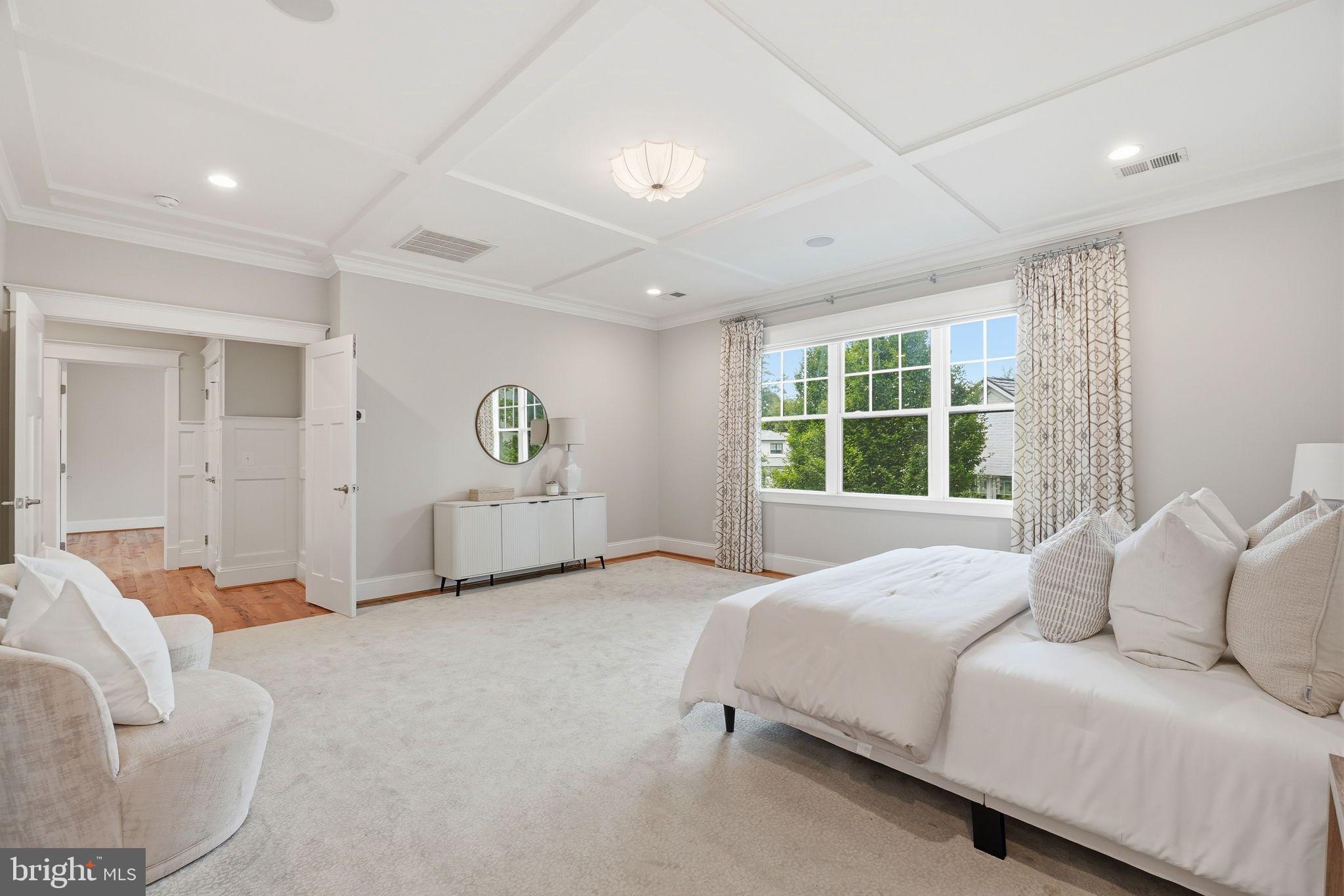 COUNTRY CLUB MANOR - Residential