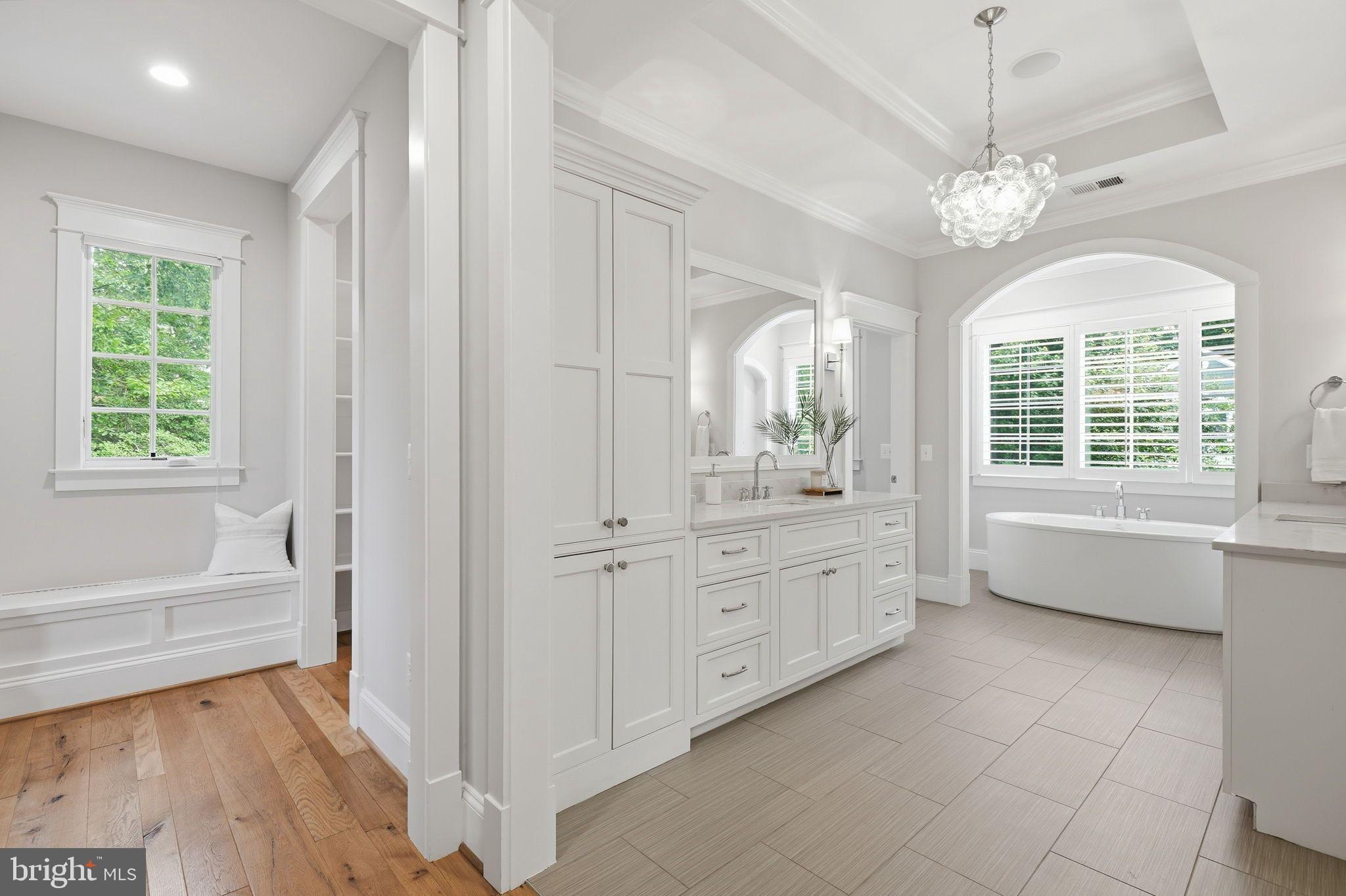 COUNTRY CLUB MANOR - Residential
