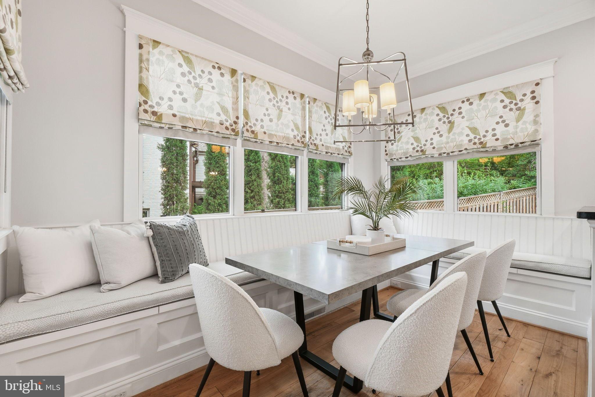 COUNTRY CLUB MANOR - Residential