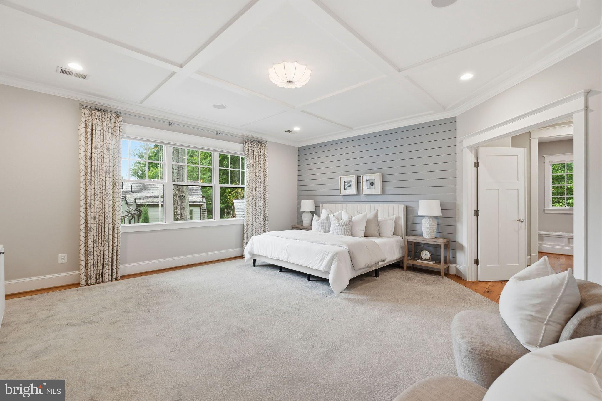COUNTRY CLUB MANOR - Residential