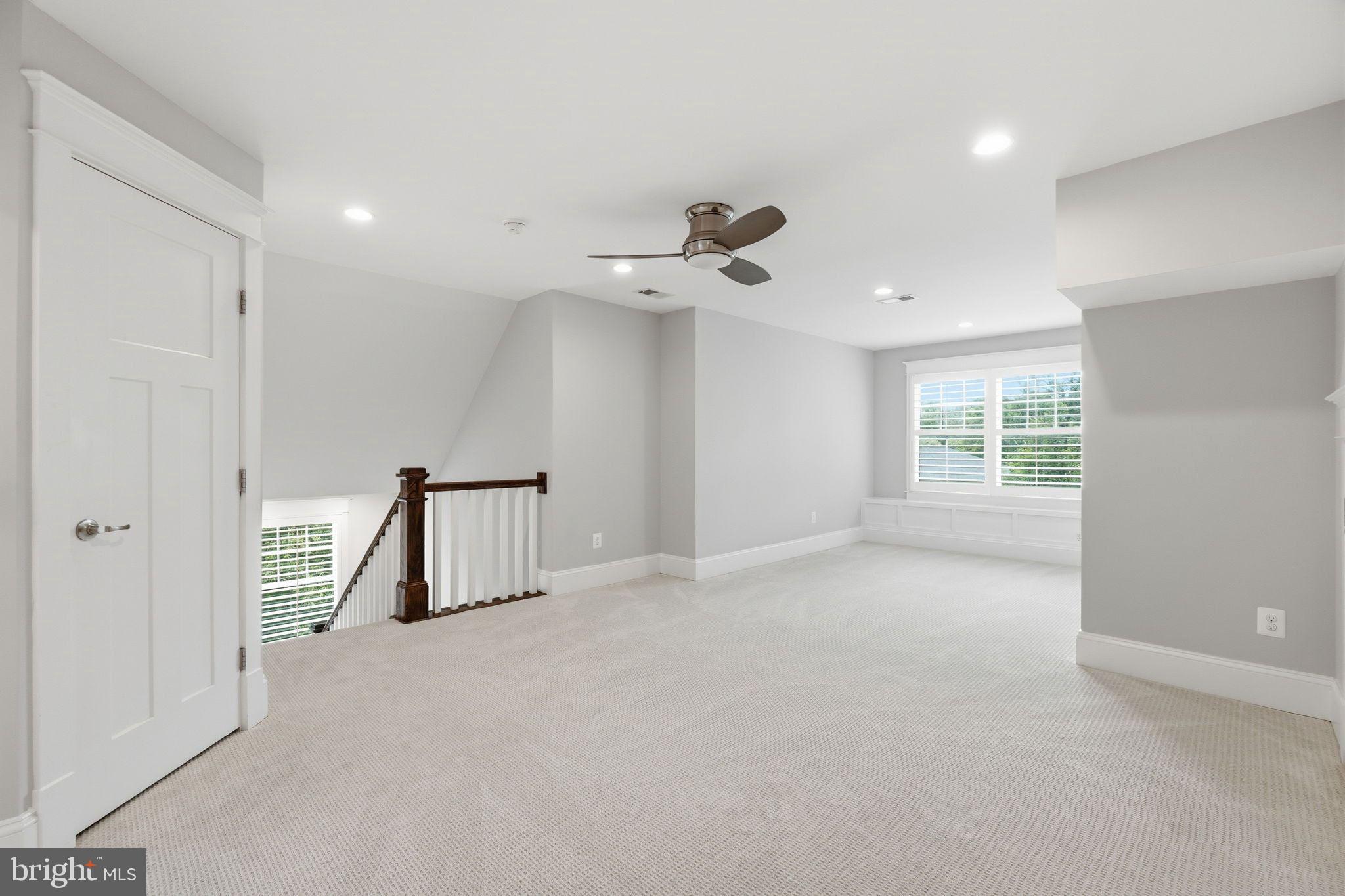 COUNTRY CLUB MANOR - Residential