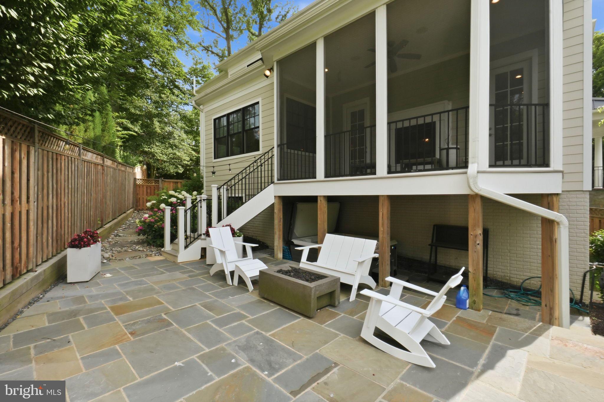 COUNTRY CLUB MANOR - Residential