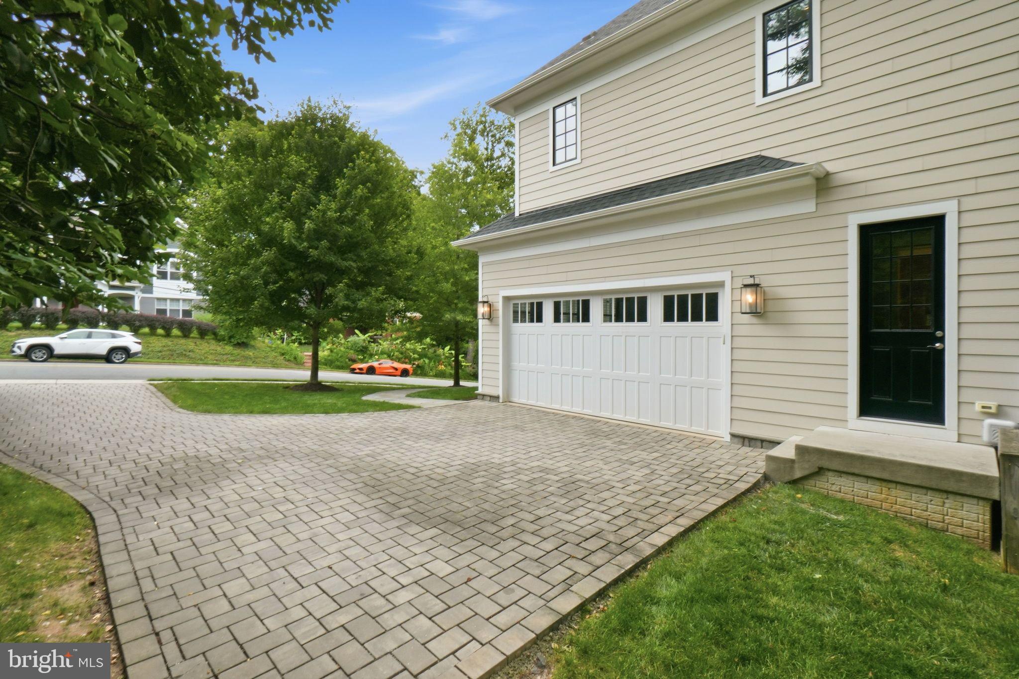COUNTRY CLUB MANOR - Residential